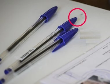 Γιατί το καπάκι του στυλό έχει τρύπα μπροστά; Θα μείνετε άναυδοι με την απάντηση!